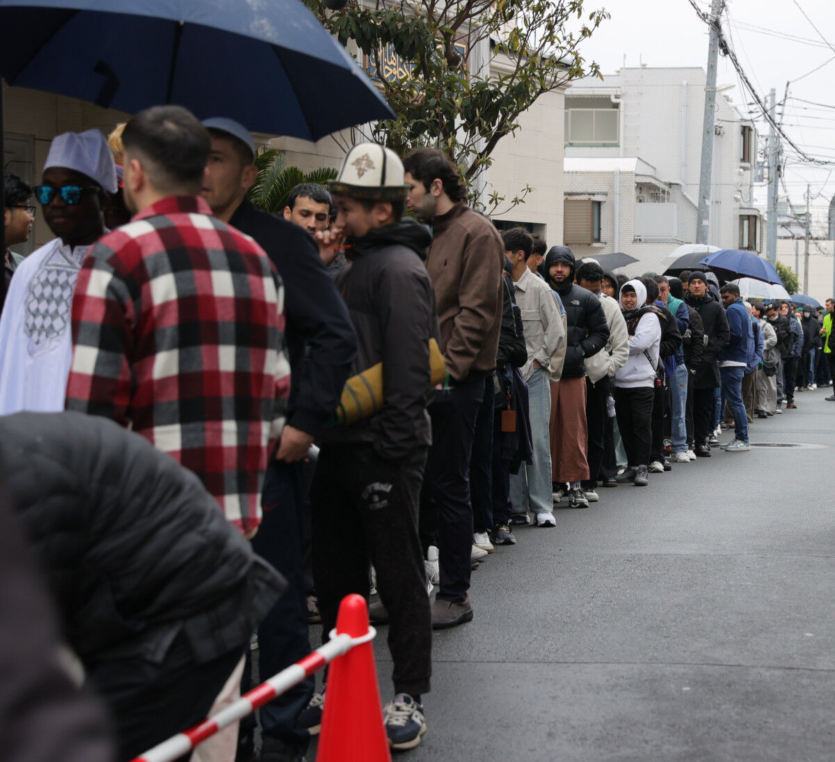 Tokyo Camii'nde bayram namazı yoğun katılım nedeniyle 5 kez kılındı