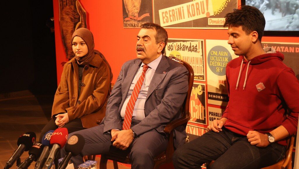 Bakan Tekin'den Aydın'da 'Demokrasi ve İnsan' dersi
