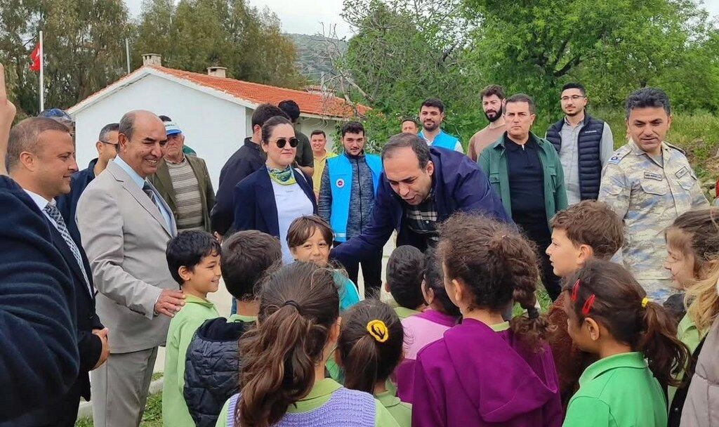 Datça’da öğrenciler fidan dikti