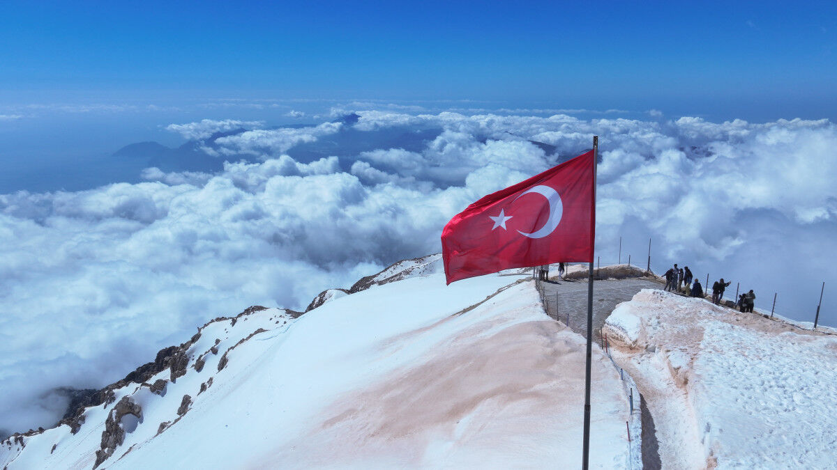 Antalya'daki Tahtalı Dağı "beyaz gelinliği" ile ziyaretçi çekiyor