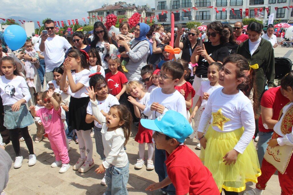 Fethiye’de 23 Nisan kutlamalarına yoğun katılım