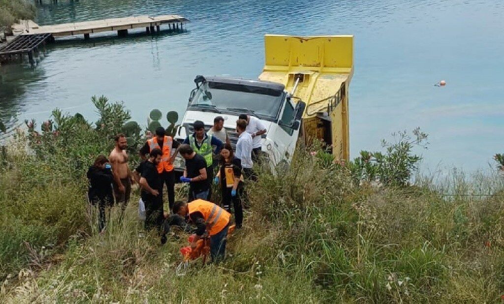  Kamyon denize düştü, 2 kişi yaralandı