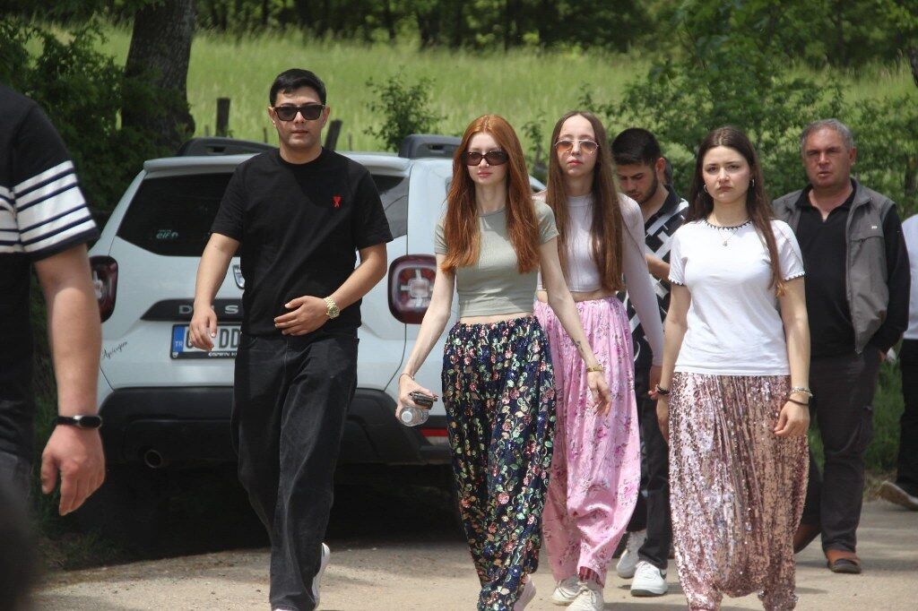 O sokaktan geçenler hayatının aşkını buluyor