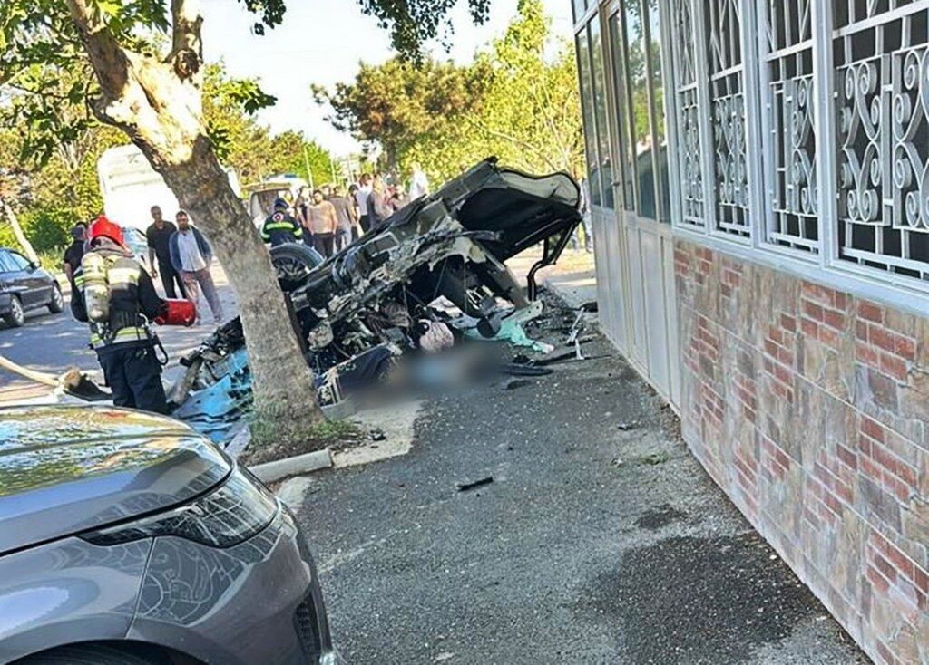 Ağaca çarpan otomobildeki 7 genç öldü