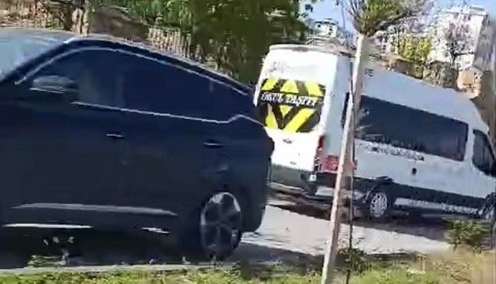 Öğrenci servisinin metrelerce ters yönde ilerlediği anlar kamerada