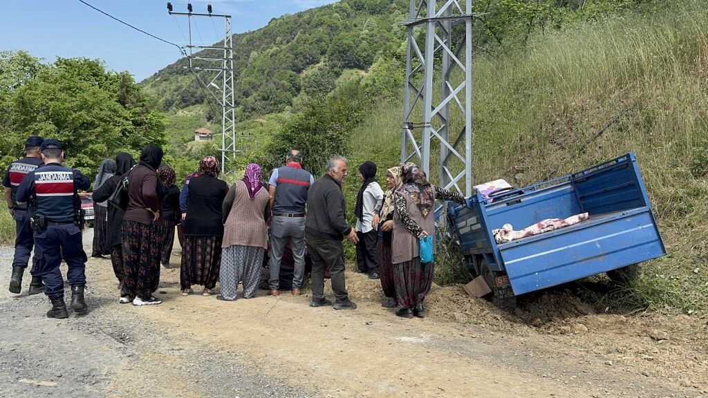 Kontrolden çıkan tarım aracı devrildi: 5 yaralı