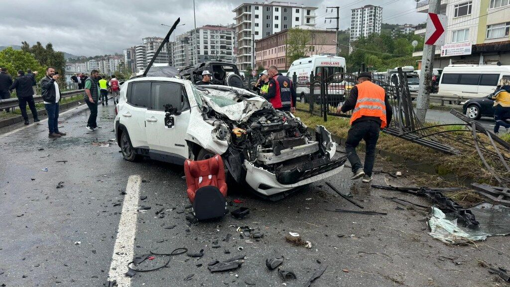 Karşı şeride geçti: 1 ölü, 7 yaralı