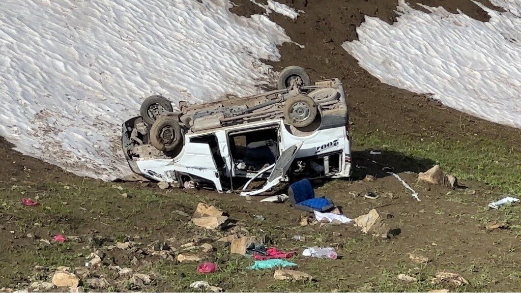 Pancar işçilerini taşıyan minibüs uçuruma yuvarlandı: 1 ölü, 7 yaralı