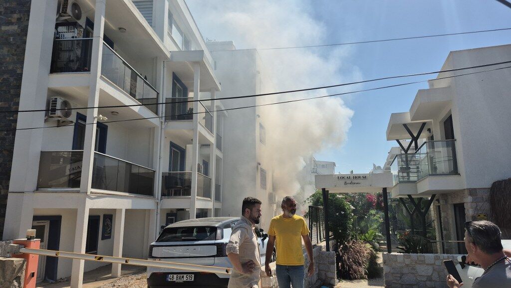 Elektrik hattı patladı, çıkan yangında 2 kişi mahsur kaldı