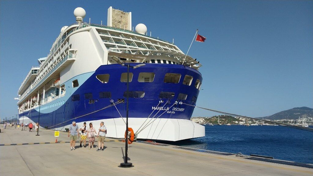 Bodrum'a iki kruvaziyerle 1860 turist geldi