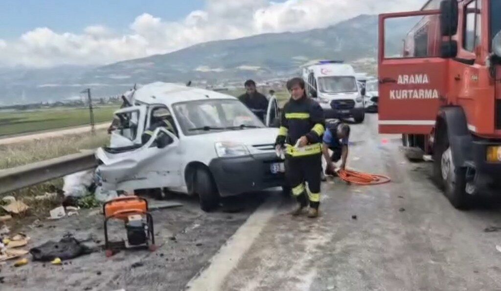Tır hafif ticari araca arkadan çarptı: 2 ölü, 2 yaralı