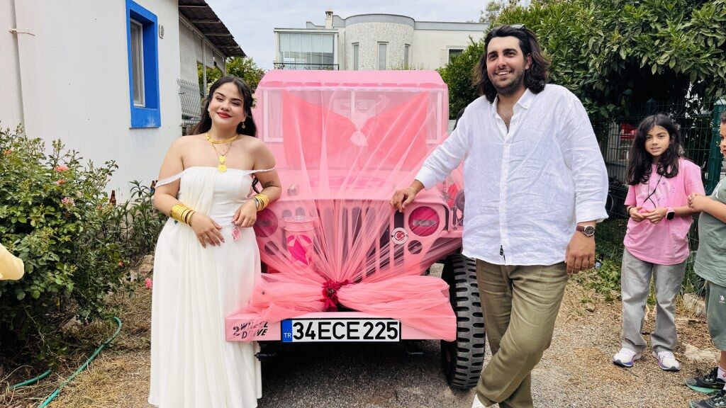 Baba oğuldan gelin adayına pembe cip sürprizi