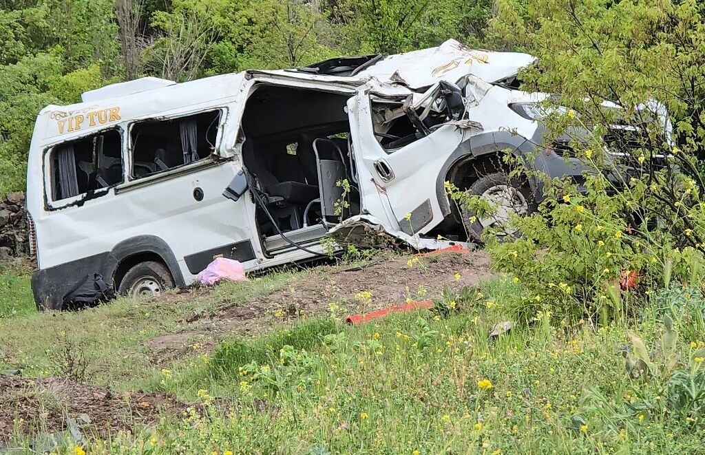 Öğrenci servisi şarampole uçtu: 3 ölü, 7 yaralı