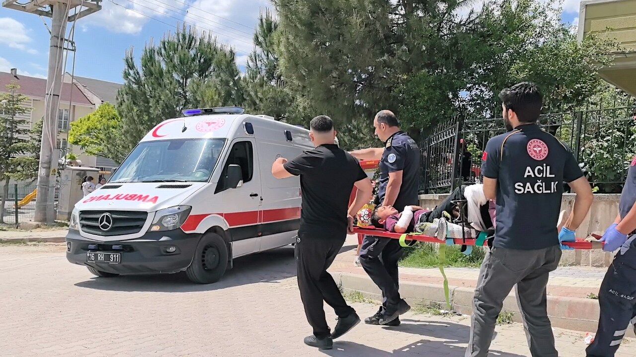 Bahçe duvarından atlarken bacağı demire saplanan çocuğu itfaiye kurtardı
