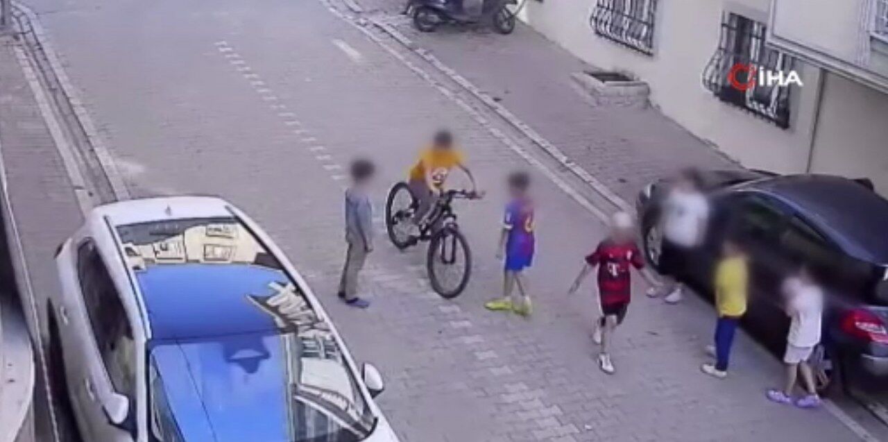 Çaldığı bisikleti arkadaşlarına göstermeye geldi, araba çarptı; o anlar kamerada
