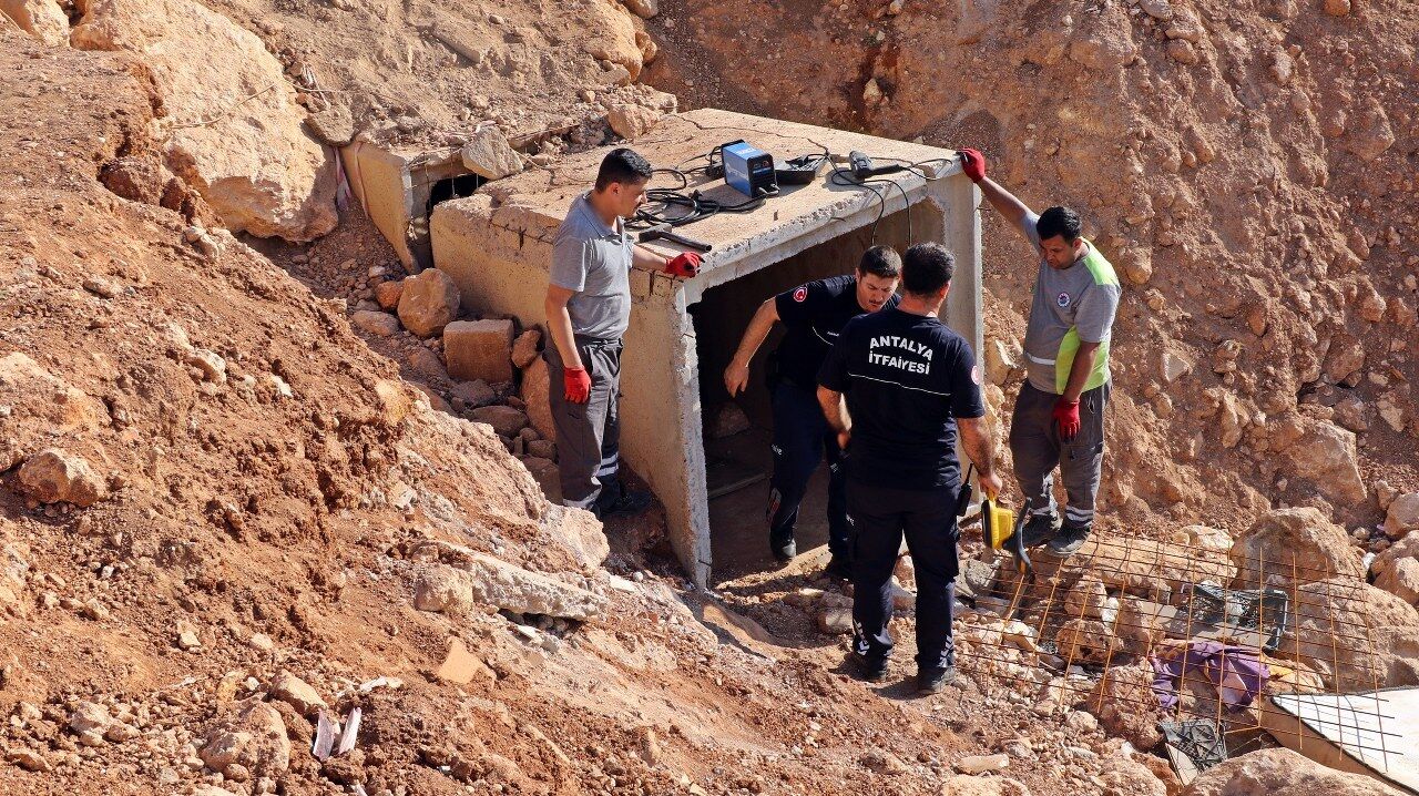 21 çocuk polis ve itfaiyeyi alarma geçirdi