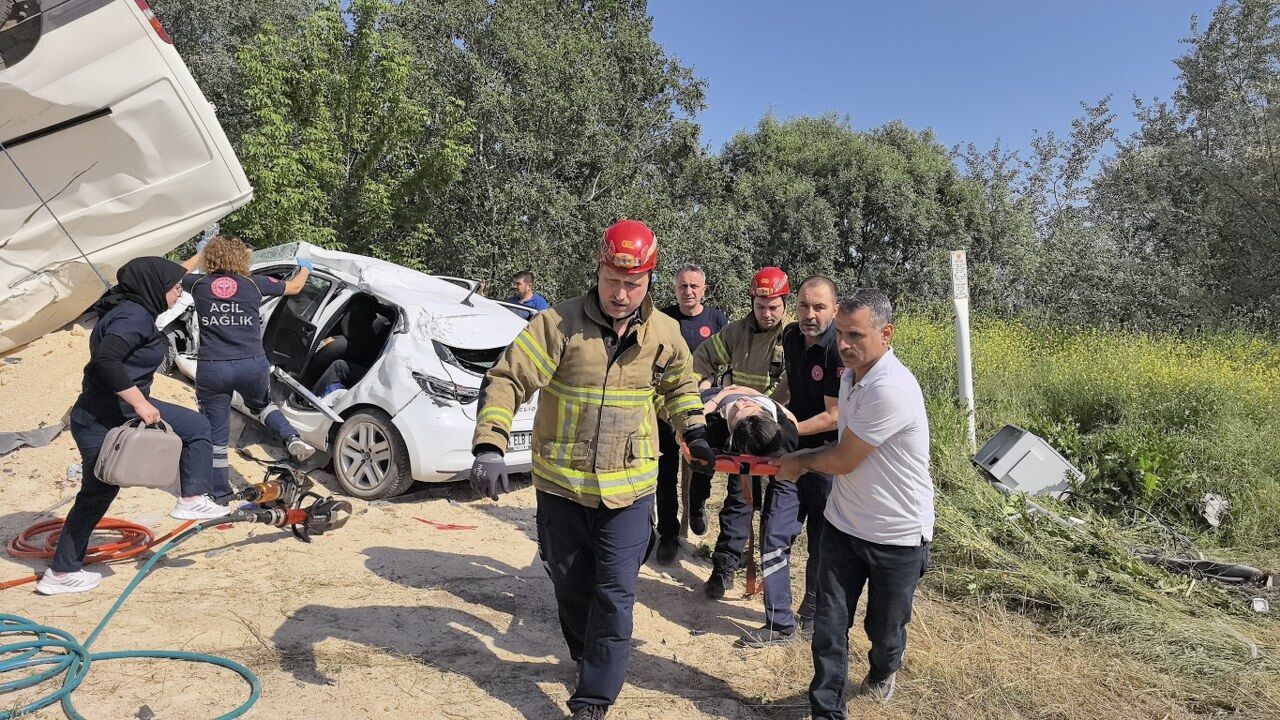 Tozu dumana katan minibüs ortalığı böyle savaş alanına çevirdi: 3 yaralı