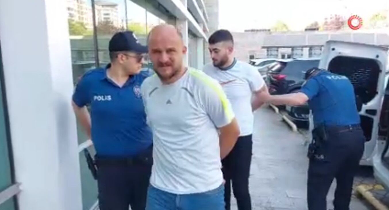 Park halindeki araca benzin döküp yaktılar