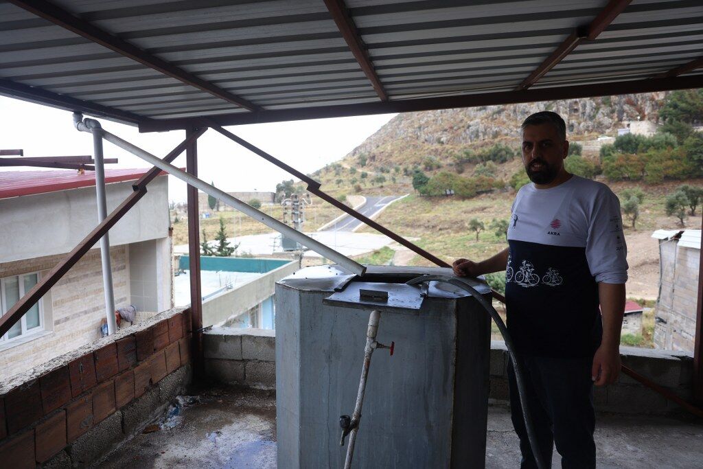 Depoladığı yağmur suyunu evde kullanıyor, sosyal medyada ilgi odağı oldu