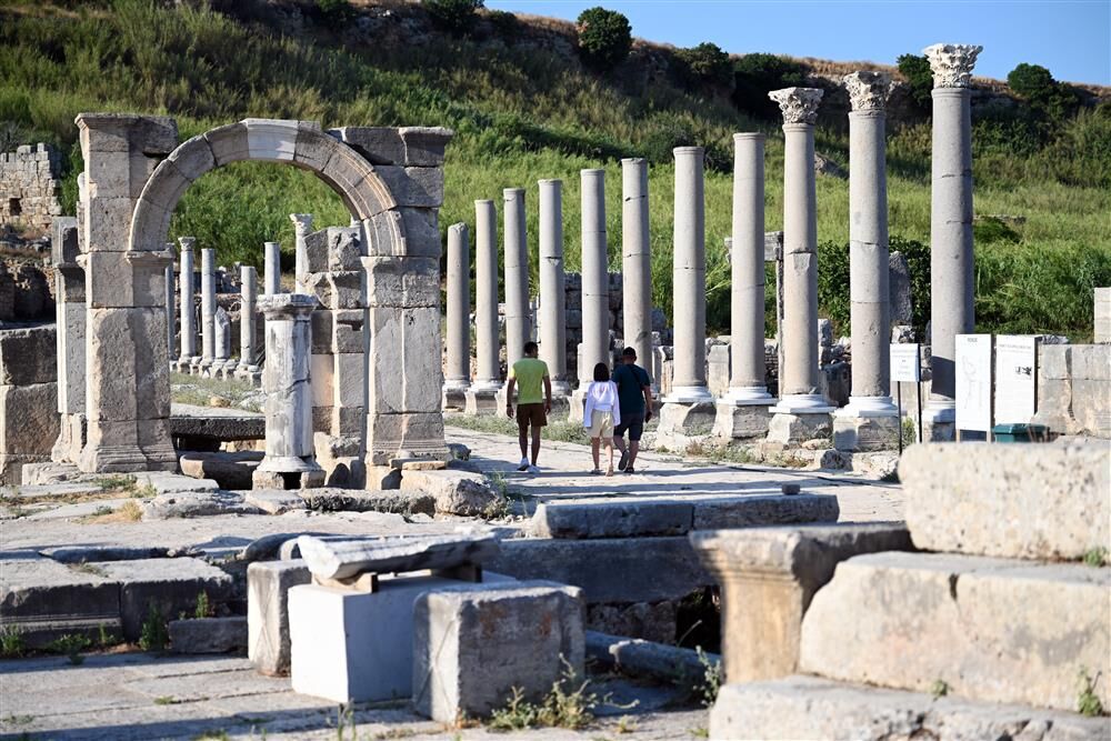 Antalya 10 ayda 16 milyon turisti aştı