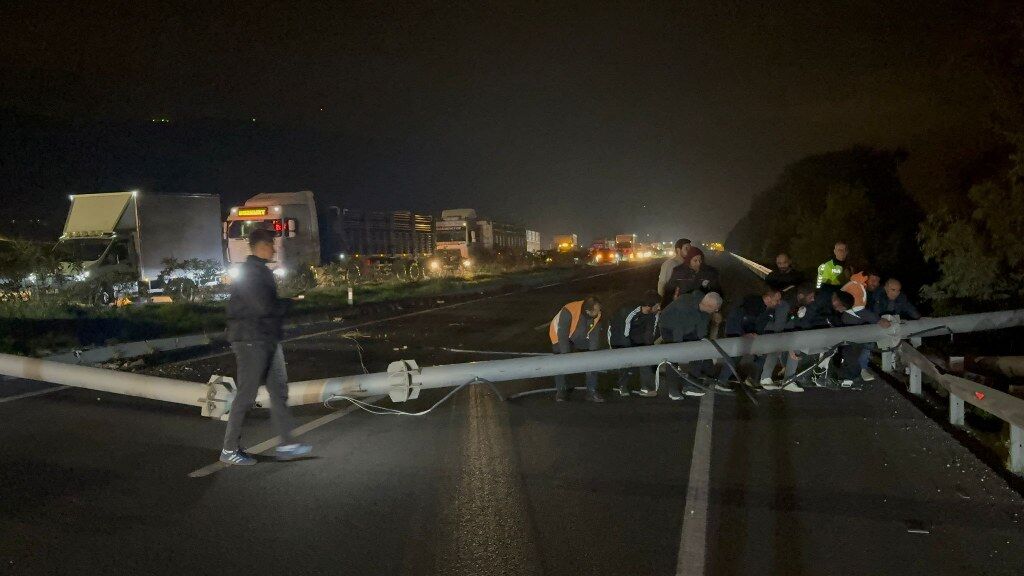 Tırın açık kalan dorsesi hız tespit sistemi direğine çarptı