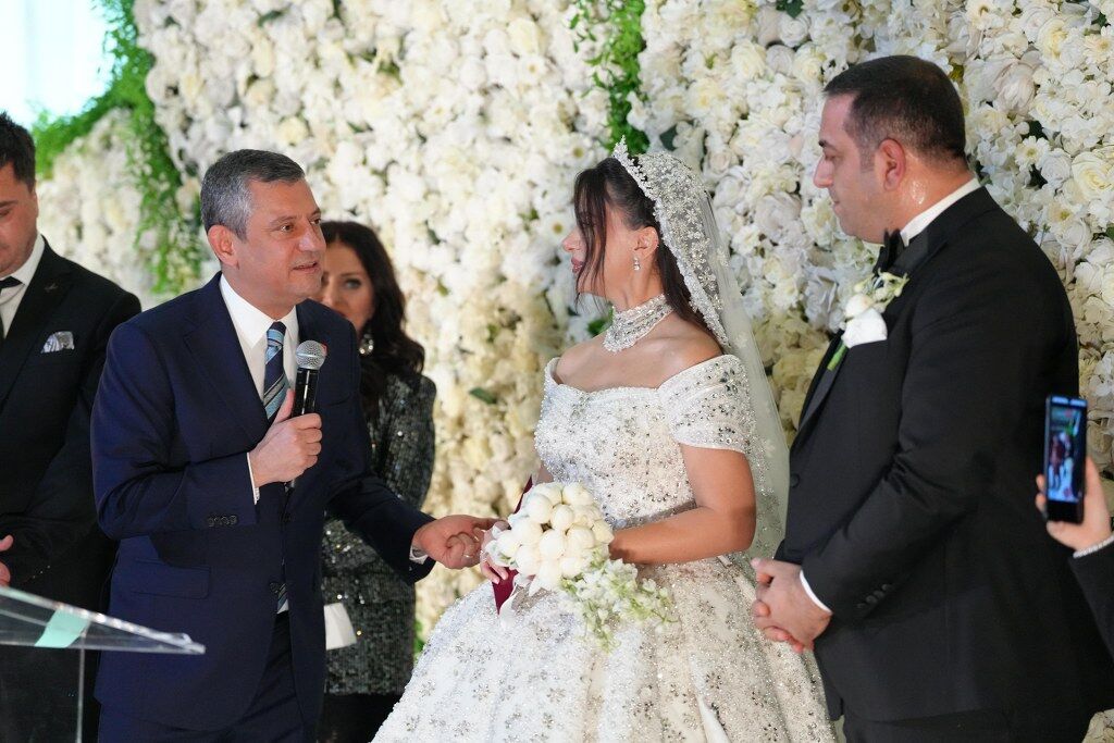 Özgür Özel, Narlıdere Belediye Başkanı Uzun'un nikah törenine katıldı