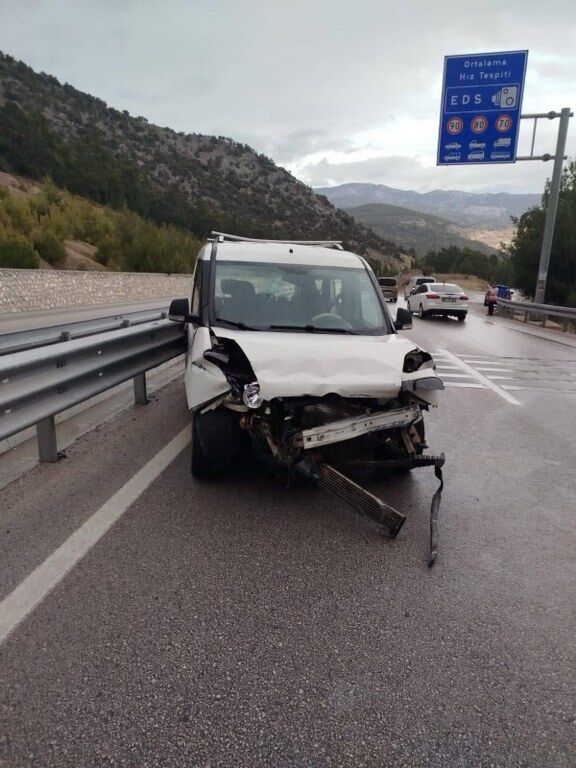 Aracın bariyere çarpması sonucu 1 kişi öldü, 1 kişi yaralandı