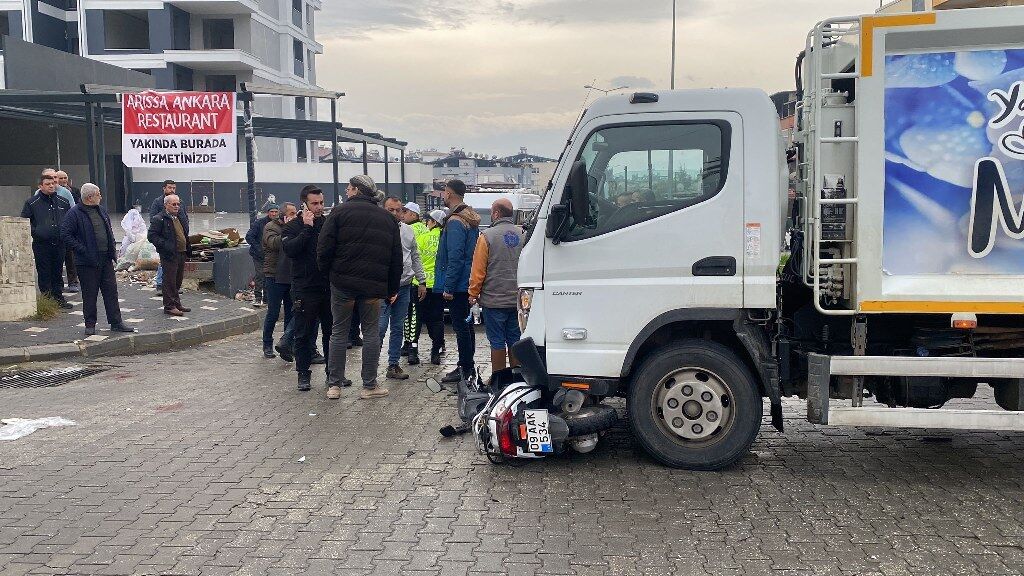 Çöp kamyonetiyle çarpışan motosikletteki biri çocuk 3 kişi yaralandı