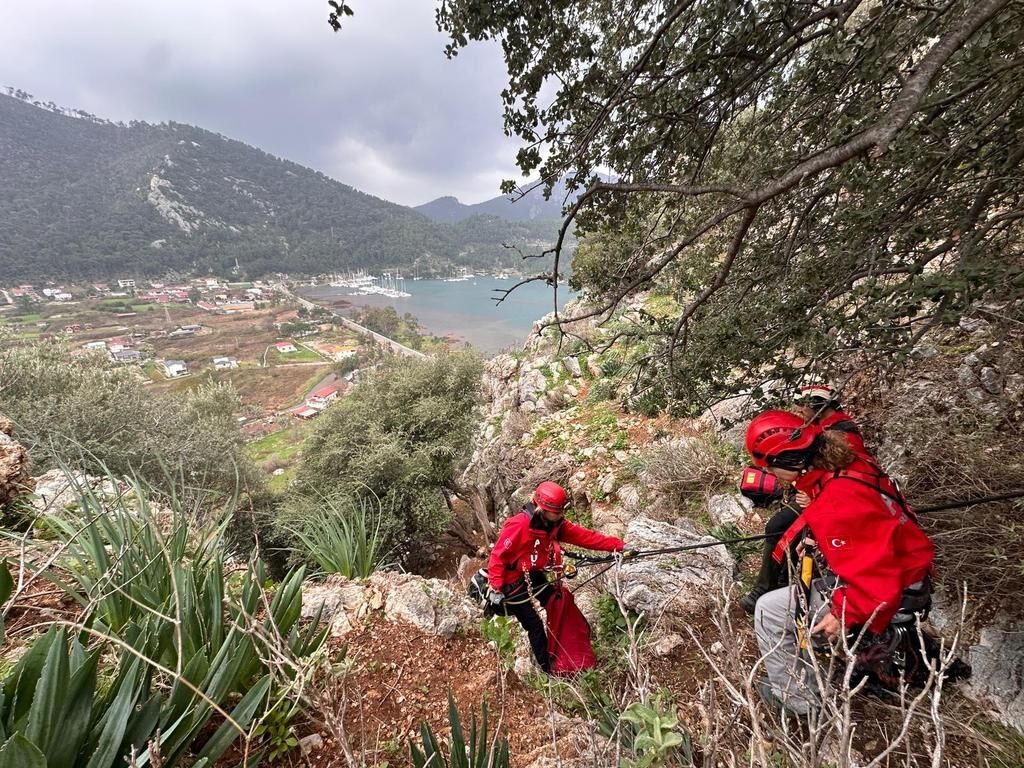 Marmaris'te kayalıklarda mahsur kalan köpek, keçi ve oğlak kurtarıldı