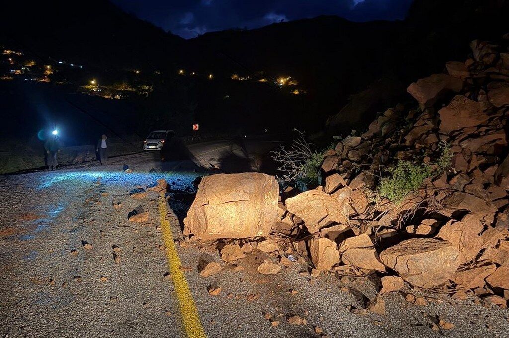Marmaris'te toprak kayması nedeniyle yol trafiğe kapatıldı