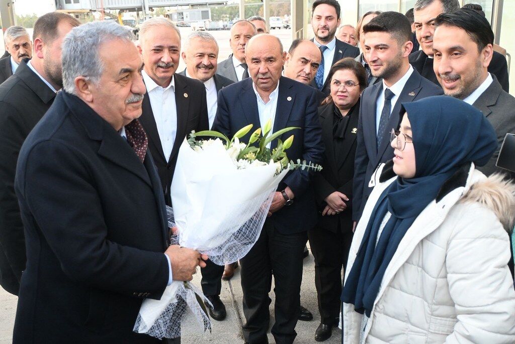 Hayatı Yazıcı çiçekle karşılandı