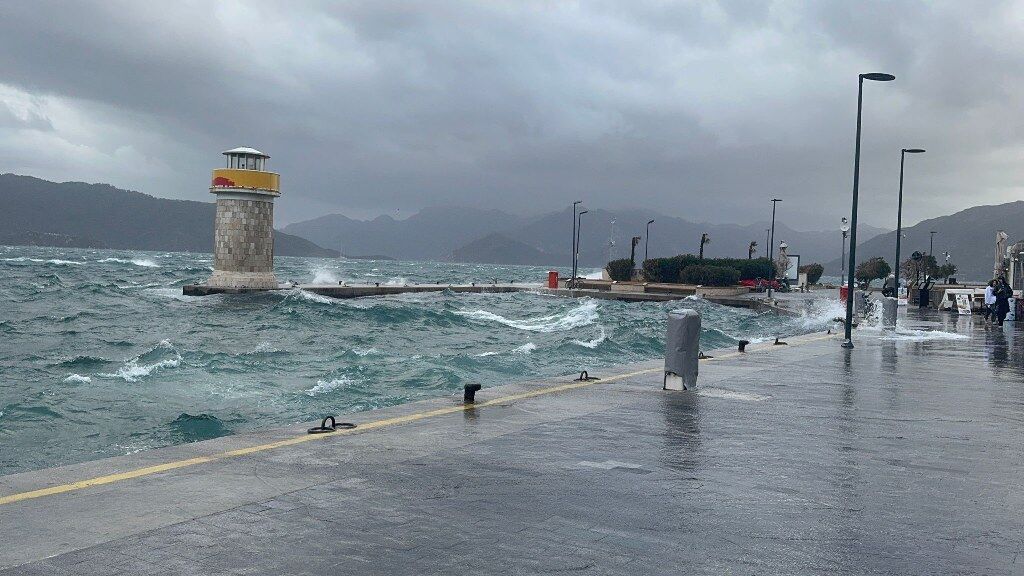 Marmaris’te şiddetli rüzgar denizi taşırdı
